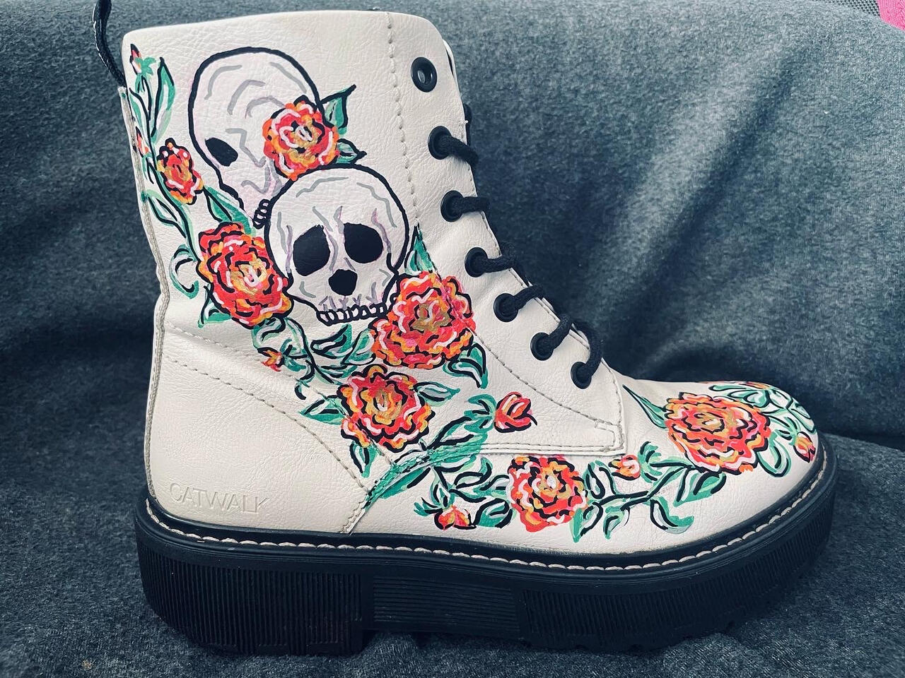 martens skull in flower